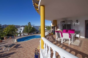 Detached villa with private pool and little garden