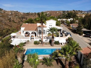 Quality villa with large pool and good access
