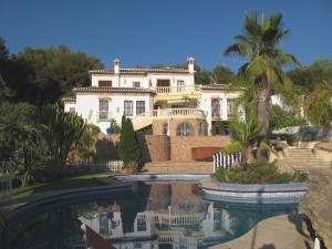 Impressive villa in Maro with panoramic views towards the sea.
