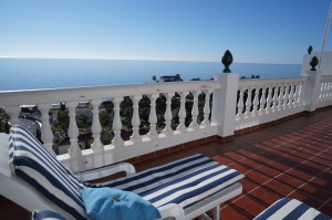 Spacious 2 bed 2 bath apartment with stunning sea views.