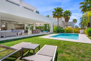 Villa en venta en Marbella East, Marbella, Málaga, España