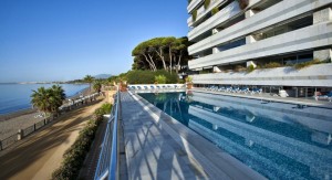 We have a penthouse for sale in Marina Mariola in Marbella that is arguably one of the best beachfront properties on Spain´s Costa del Sol