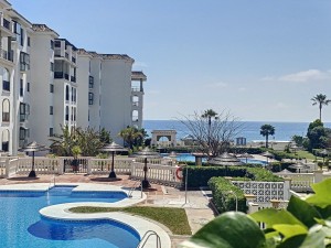 Sea view apartment, completely renovated, just a few meters from the beach and the port of La Duquesa !
