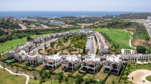 Complex composed of 45 detached and semi-detached villas in a unique location, surrounded by lakes and greens on the Estepona Golf course.