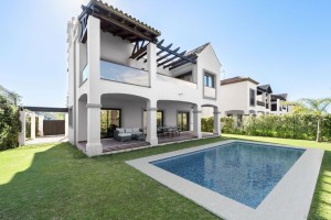 Complex composed of 45 detached and semi-detached villas in a unique location, surrounded by lakes and greens on the Estepona Golf course.