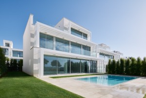 Villa a znajduje się w Sotogrande, najbardziej prestiżowym prywatnym osiedlu mieszkaniowym w Hiszpan