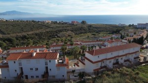 Osiedle apartamentów w odległości 500 metrów  od plaży , w pobliżu portu jachtowego La Duquesa i Marina Sotogrande