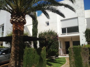 Large 5 bedroom townhouse in Guadalmina Baja in a fantastic location close to the beach, golf course and amenities.