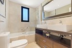 Baño en-suite con ventana