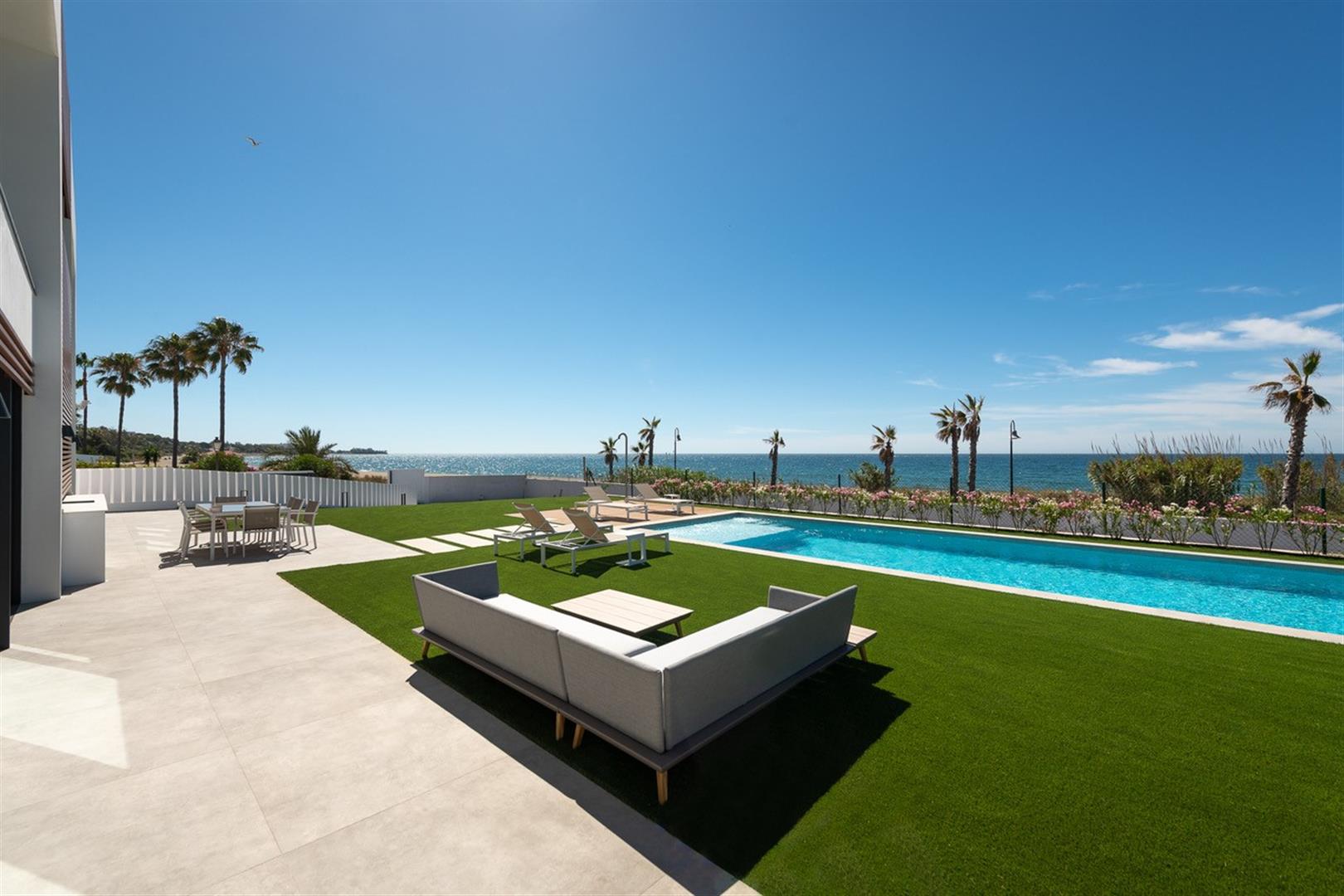 Beachfront villa for sale Estepona (18) (Large)