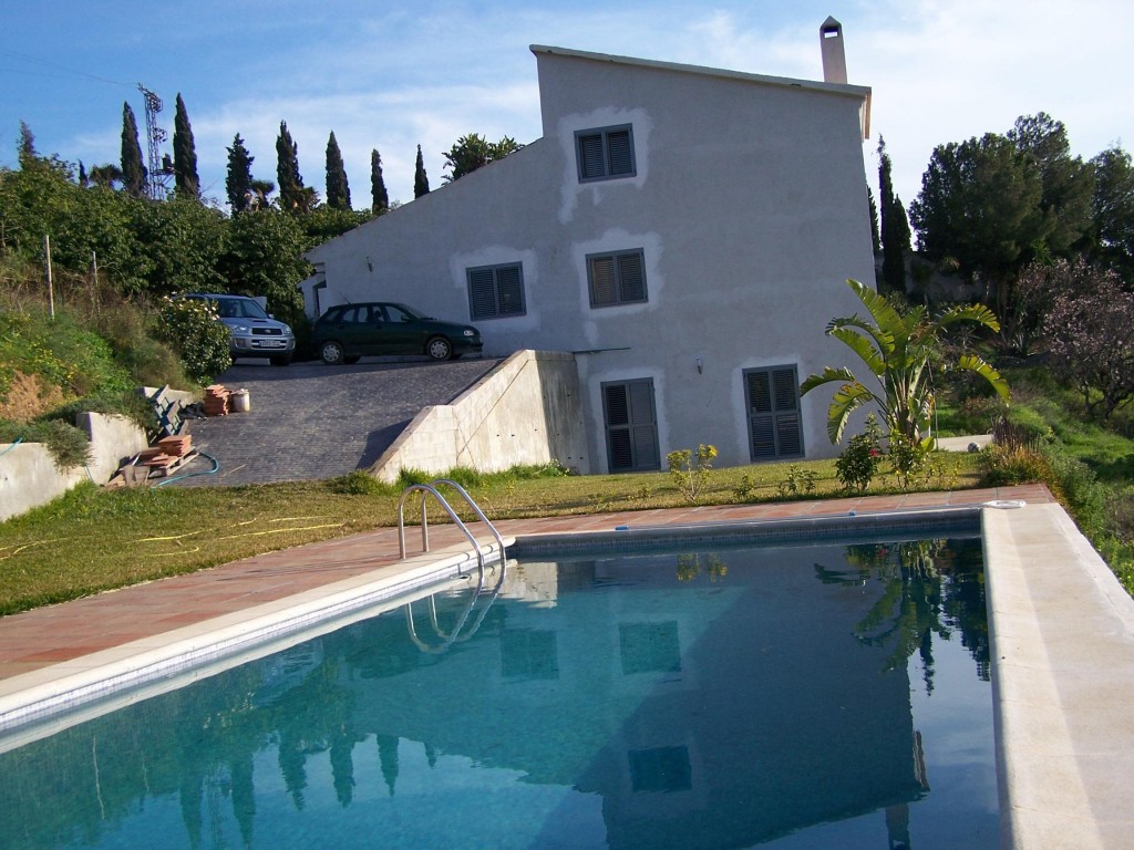 Pool with house b