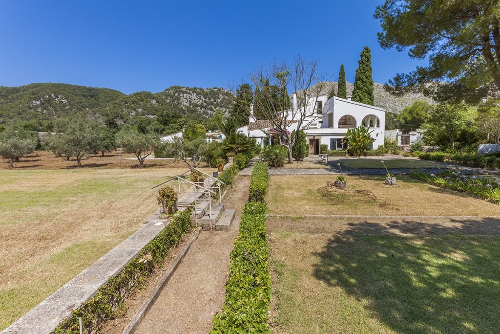Finca to be restored for sale in Pollença, 