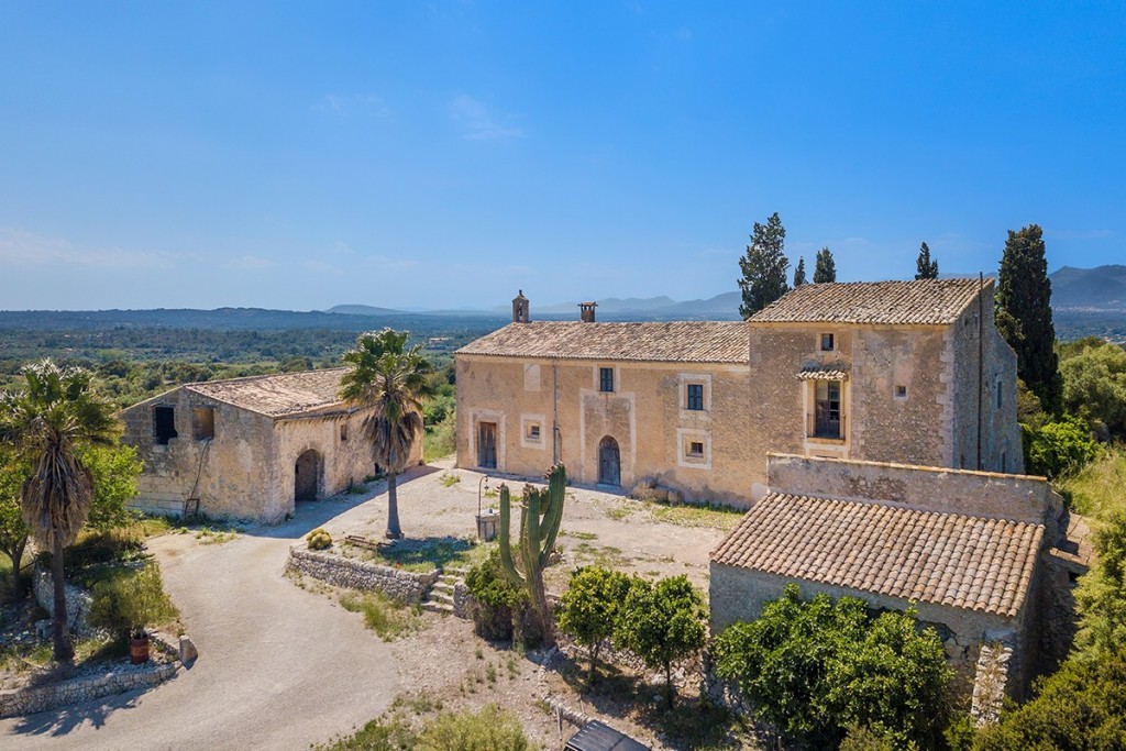 Finca to be restored for sale in Llubí, 