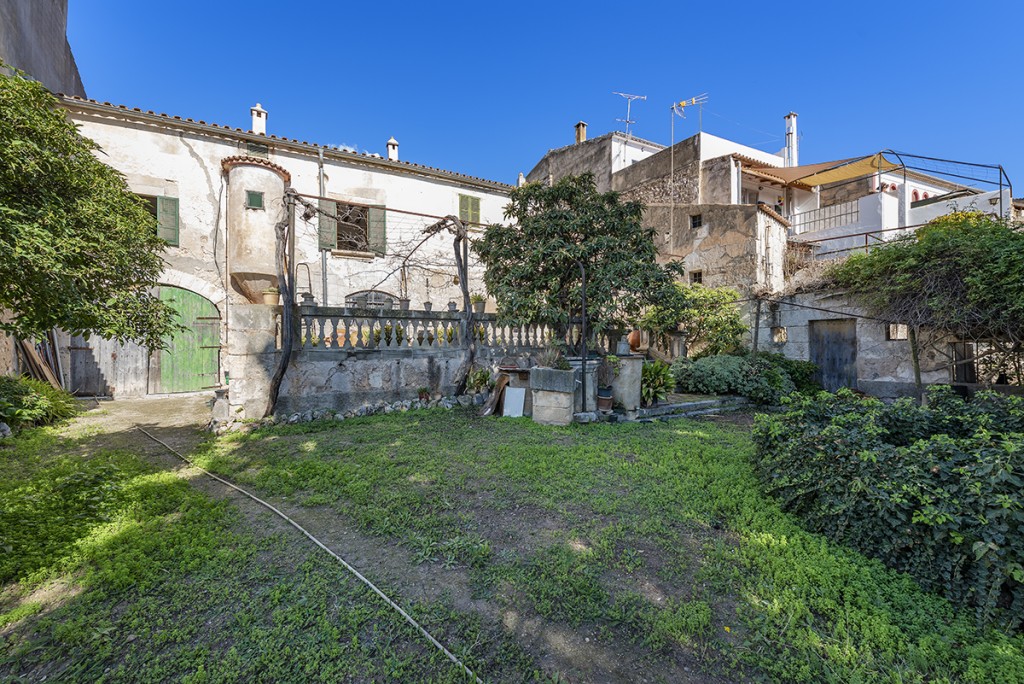Village/town house for sale in Campanet, 