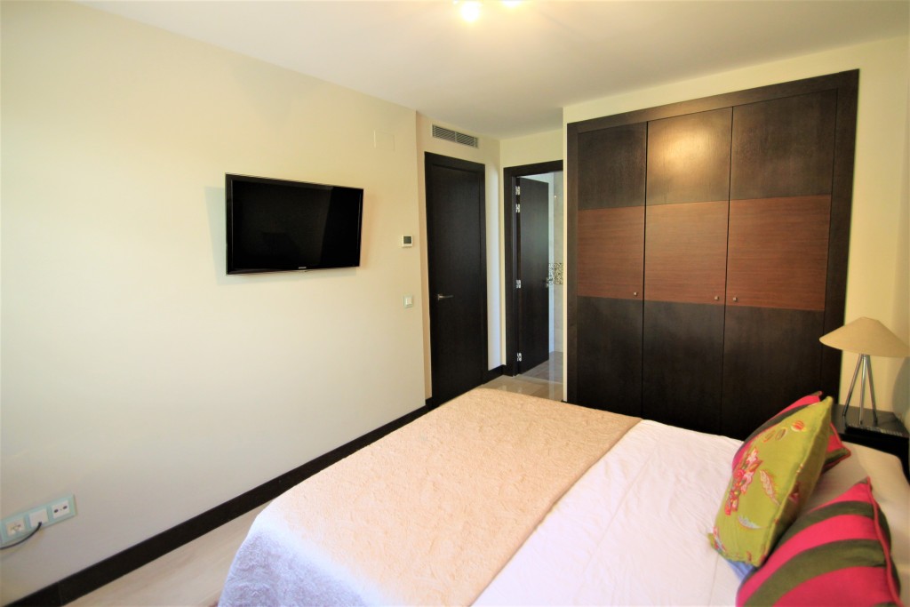 Guest bedroom with en-suite (1)