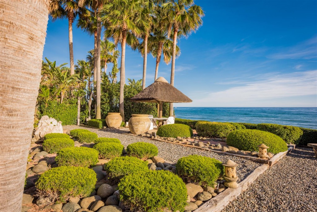 Exclusive Beachfront Villa for sale Marbella East (12) (Large)