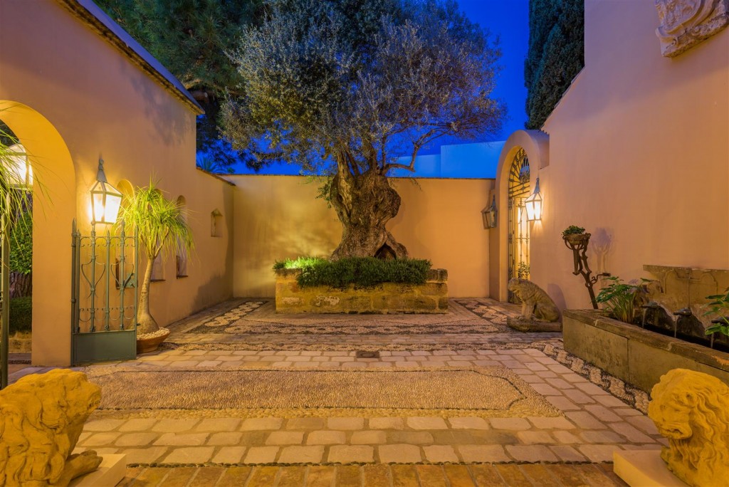 Exclusive Beachfront Villa for sale Marbella East (45) (Large)