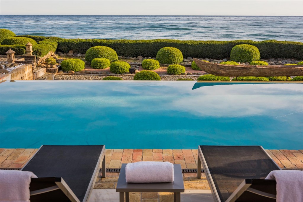 Exclusive Beachfront Villa for sale Marbella East (28) (Large)