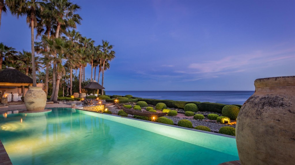 Exclusive Beachfront Villa for sale Marbella East (40) (Large)