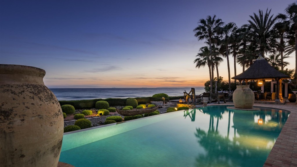 Exclusive Beachfront Villa for sale Marbella East (37) (Large)