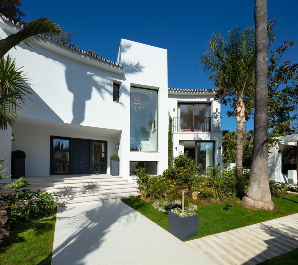 Elegant Frontline Golf Villa Nueva Andalucia Marbella (6) (Large)