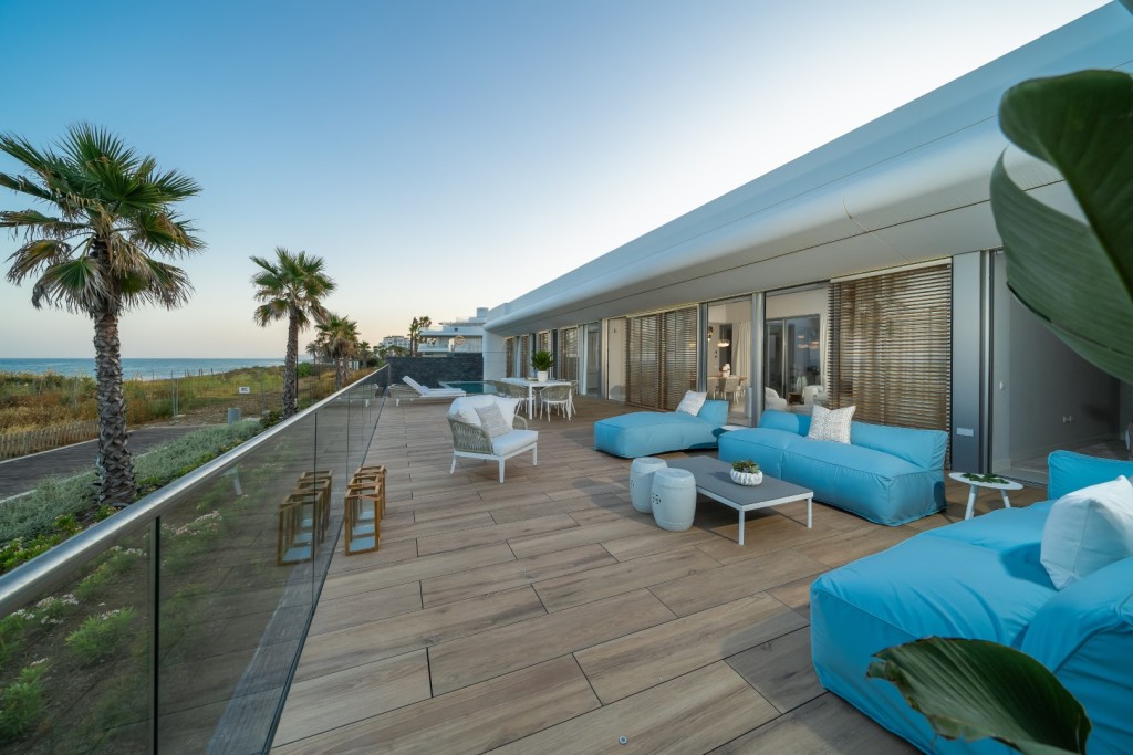 Frontline Beach Villa for sale Estepona Spain (4) (Grande)