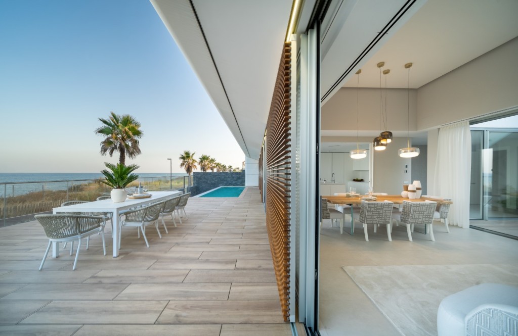 Frontline Beach Villa for sale Estepona Spain (12) (Grande)
