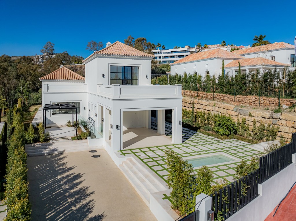 New Elegant Villa Nueva Andalucia Marbella (29)