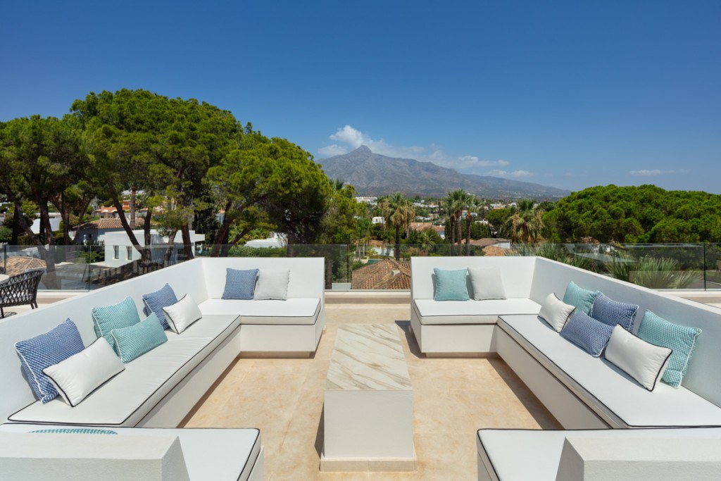 Amazing Pool Modern Villa for sale Nueva Andalucia (17)