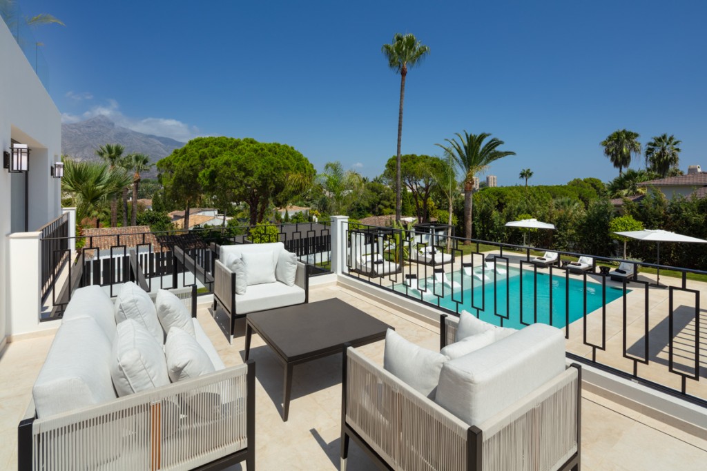 Amazing Pool Modern Villa for sale Nueva Andalucia (22)