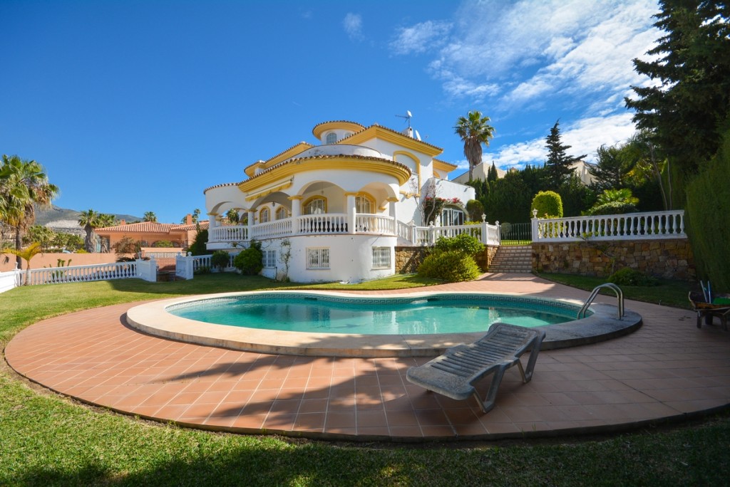 Villa & pool