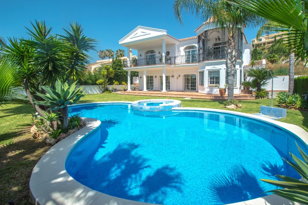 Villa + pool