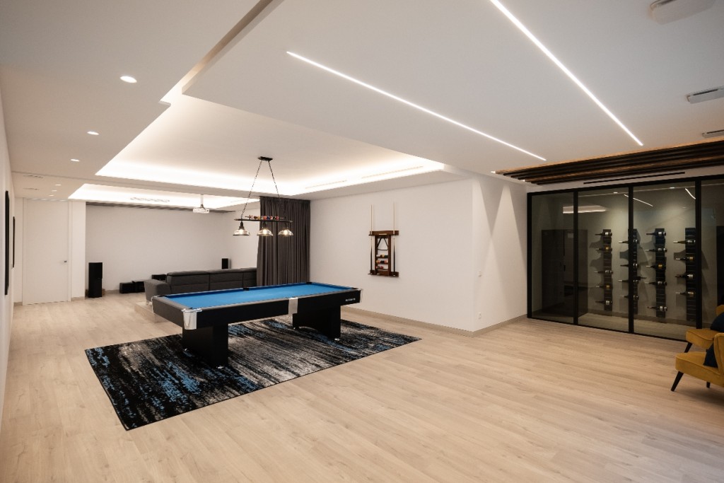 Snooker room with wine cellar