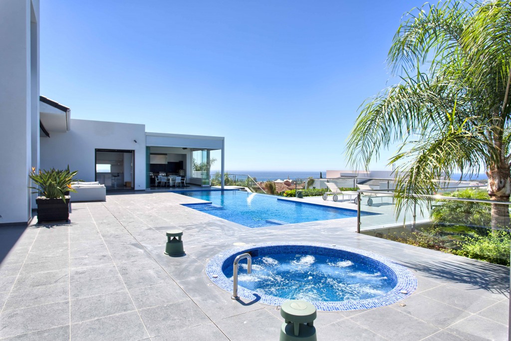 10 terraces pool and jacuzzi