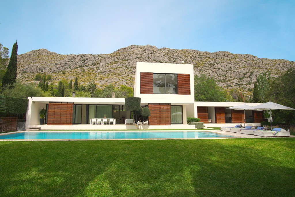 Villa with pool (1)