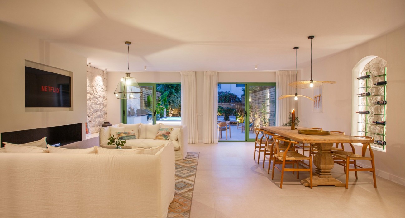 Fully Renovated Beachside Townhouse Marbella (34)