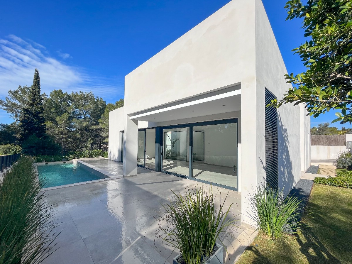 Modern villa for sale in the residential area of Bonaire in Alcudia.