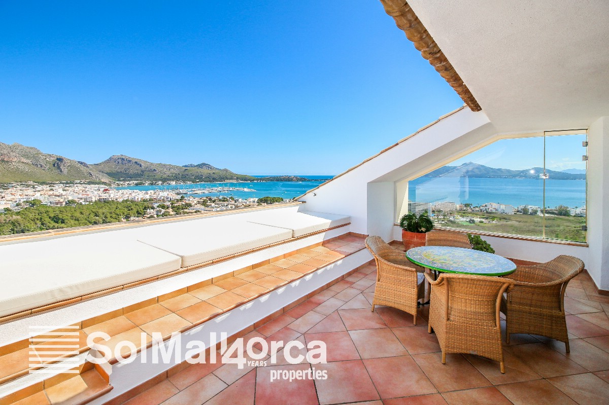 Exclusive penthouse with exceptional views of the bay of Puerto de Pollensa and the Serra de Tramuntana.
